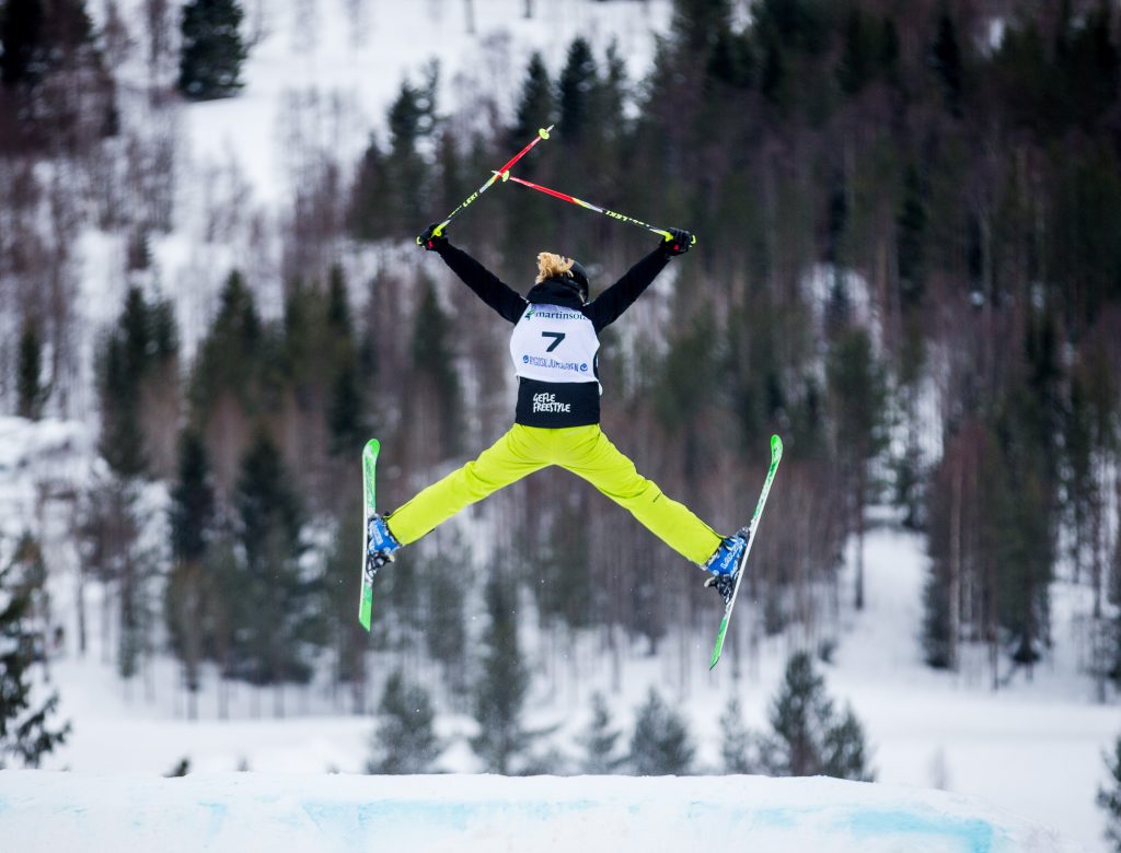 Tintin Jernberg tävlar i freestyle puckelpist under dag 5 av SM-veckan den 24 mars 2017 i Skellefteå