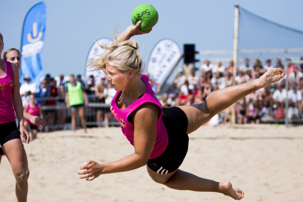 Beachhandboll under dag sju av SM-veckan den 7 juli 2013 i Halmstad.
