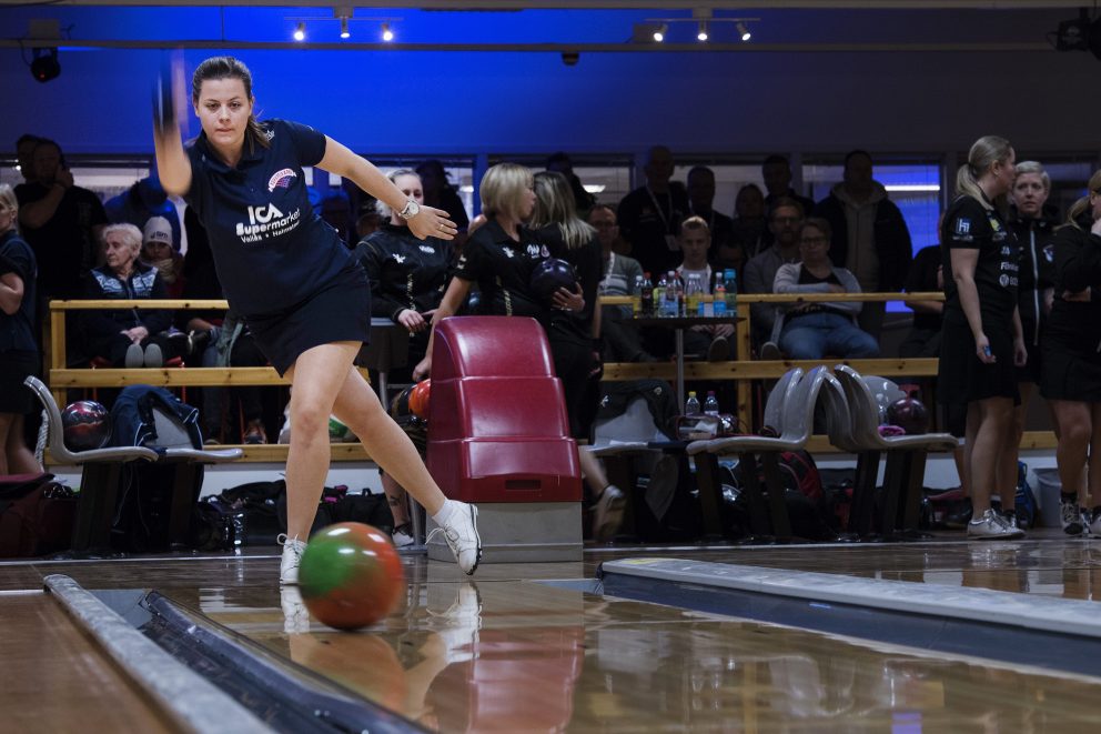 Deltagare tävlar i bowlingens kval dag fyra av SM-veckan den 3 februari 2017 i Söderhamn.
