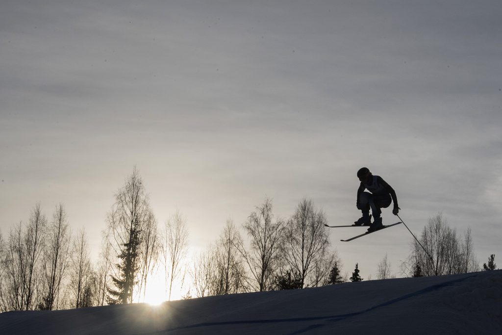 En åkare tävlar i kvalet till skicross under dag ett av SM-veckan