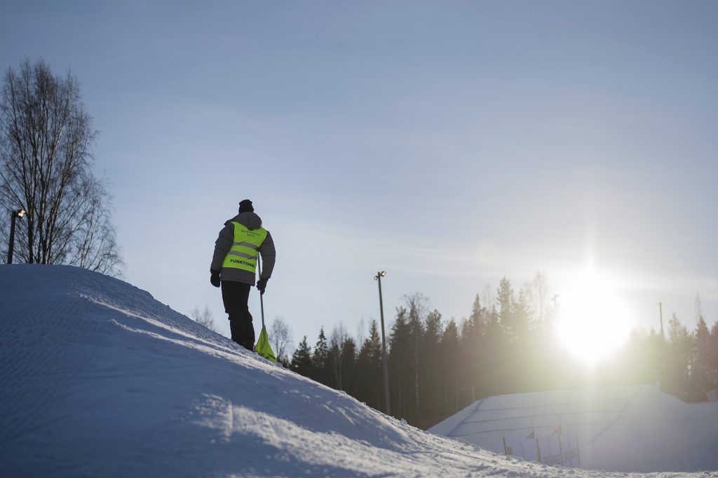 En funktionär under dag ett av SM-veckan den 31 januari 2017 i Bollnäs. Foto: Johanna Lundberg