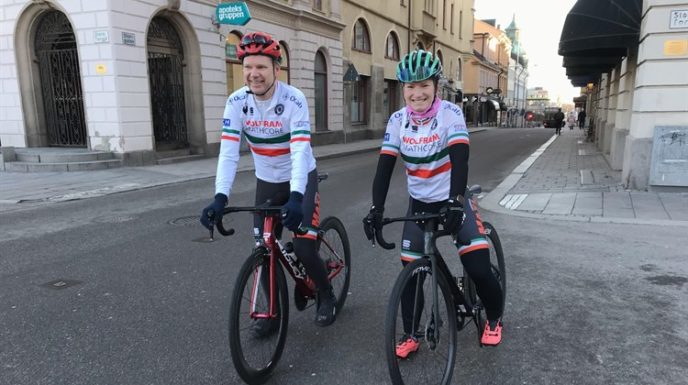 Martina Bergström och Jan Brugård från CK Hymer är laddade inför SM-veckan i sommar. Här står de på Stora torget, ungefär där start och mål på Citybanan kommer vara. Foto: Sofie Berlin